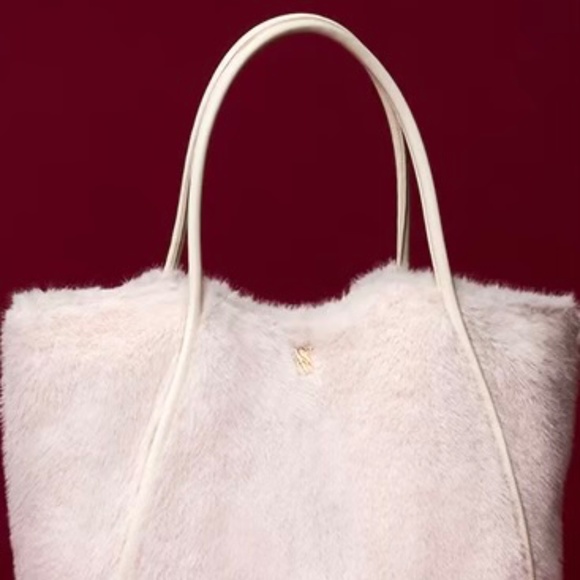 NWT Victoria's Secret Ivory Cream Luxe Fuzzy Soft Faux Fur Tote Travel Bag 2025 - Picture 5 of 14